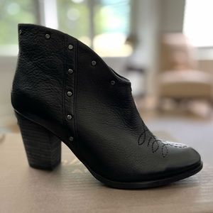 Like new! ARIAT UNBRIDLED KAELYN Black Leather Ankle Boot Size 7